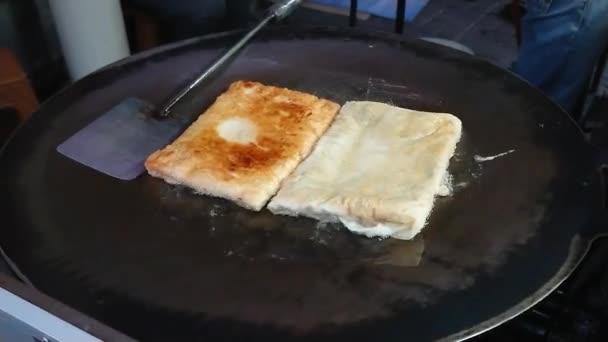 Footage Close Hot Martabak Fryring Pan — Vídeo de stock