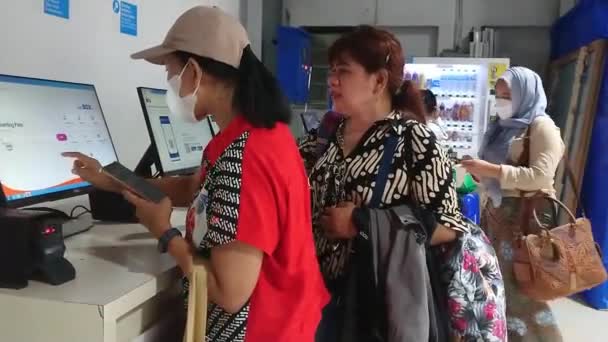 Footage Editorial November 2022 Woman Doing Self Ticket Printing Indonesia — Video