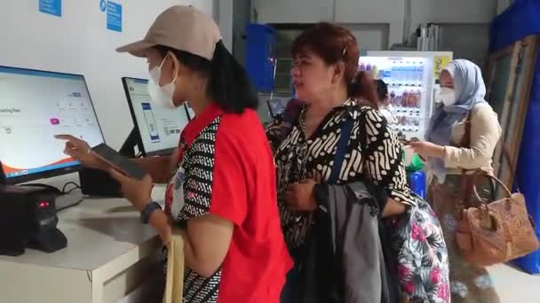 Редакция Ноября 2022 Женщина Печатающая Билеты Автовокзал Индонезии — стоковое видео