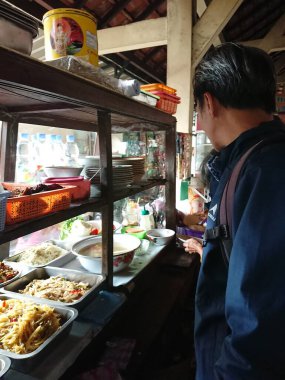 photo editorial, 29 december 2022, indonesia buyer and seller traditional food small restaurant, ngasem market, yogyakarta, indonesia