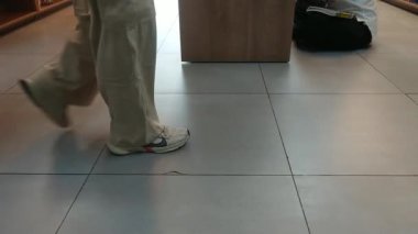 Ses Cakarta yok, 11 Ekim 2024 Kütüphane ya da kitapçıdan geçen ziyaretçi.