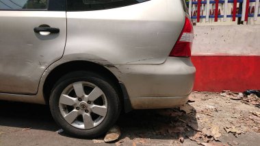 Gümüş Aracın Görünür Boyası Hasarlı Arkadaki Araba Aracı