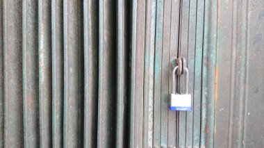 Endüstriyel Tema Krom Saplı Kapalı ve Kilitli Yeşil Metal Kapı