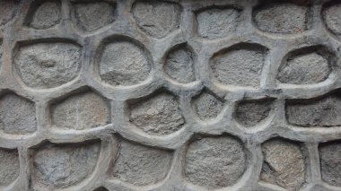 Sert asbrakt şekilli duvar ve yosun.