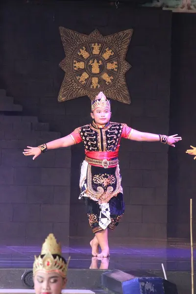 Jakarta, 09 Kasım 2024 Dans eden genç kız Garuda Nusantara