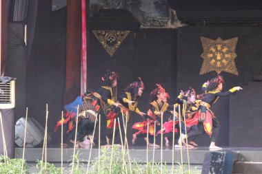 Güzel Endonezya Minyatür Parkı, Endonezya, Jakarta, 09 Kasım 2024 Genç kız Rajungan veya Yengeç Dansı 