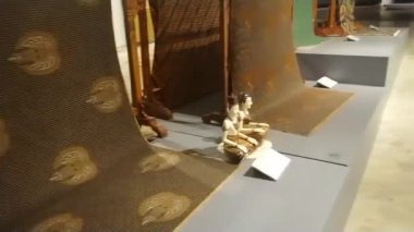 Güzel Endonezya Minyatür Parkı, Jakarta, 27 Ekim 2024 Bazı Ziyaretçiler TMII Müzesinde Geleneksel Endonezya Batik Örnekleri Keşfediyor