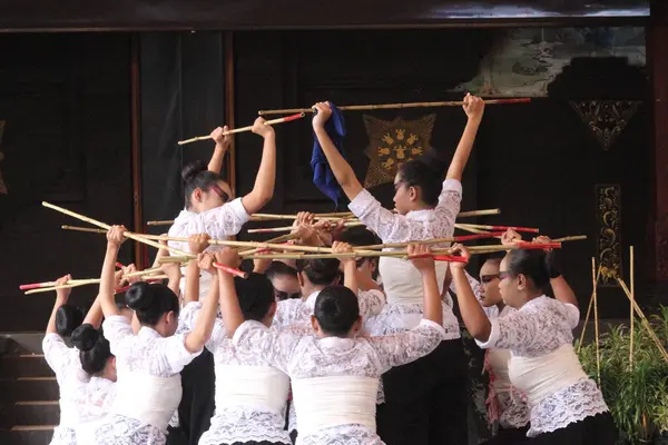 Endonezya, Jakarta, 09 Kasım 2024 Geleneksel Endonezya Dansçısı