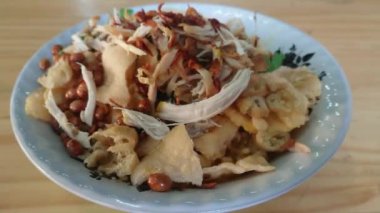 Endonezya Geleneksel Tavuklu Lapa ve Tahta Masa Krakerleri