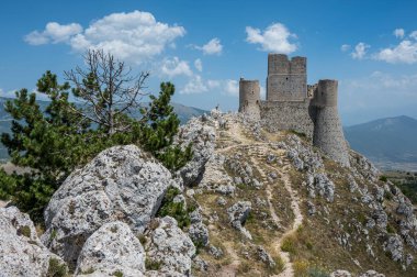 Rocca Calascio antik kalesinde Ladyhawke filmi arka planda Abruzzo 'nun güzel dağları ve tepeleri ile çekilmiştir.