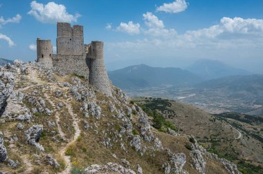 Rocca Calascio antik kalesinde Ladyhawke filmi arka planda Abruzzo 'nun güzel dağları ve tepeleri ile çekilmiştir.