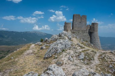 Rocca Calascio antik kalesinde Ladyhawke filmi arka planda Abruzzo 'nun güzel dağları ve tepeleri ile çekilmiştir.