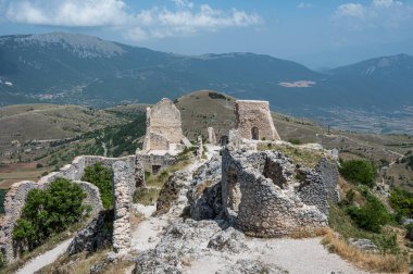 Rocca Calascio antik kalesinde Ladyhawke filmi arka planda Abruzzo 'nun güzel dağları ve tepeleri ile çekilmiştir.