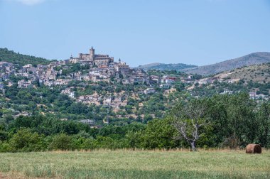 Capestrano 'nun kaleli manzarası