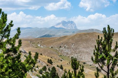 Gran Sasso 'nun tepesindeki panoramik manzara.