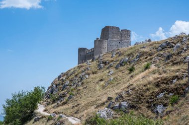 Rocca Calascio 'nun güzel kalesi ve Ladyhawke filminin çekildiği yer.