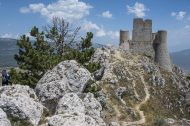 Rocca Calascio antik kalesinde Ladyhawke filmi arka planda Abruzzo 'nun güzel dağları ve tepeleri ile çekilmiştir.