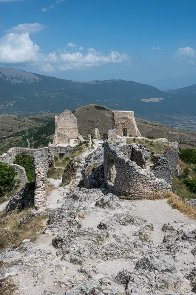 Rocca Calascio antik kalesinde Ladyhawke filmi arka planda Abruzzo 'nun güzel dağları ve tepeleri ile çekilmiştir.