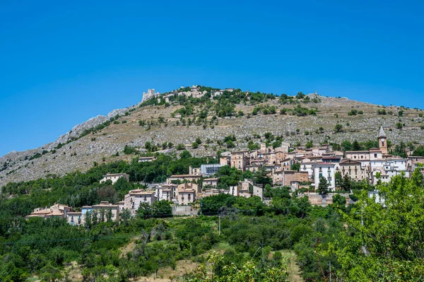 中世纪村庄和罗卡 卡拉索城堡的全景 — 图库照片