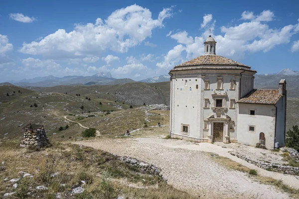 Rocca Calascio 'daki Santa Maria della Piet Kilisesi. 