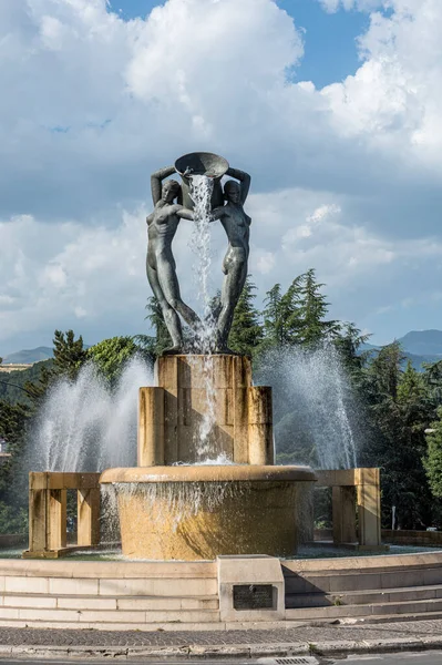 L 'Aquila, İtalya - 07-07-2022: Abruzzo, L' Aquila 'daki Güzel, parlak çeşme