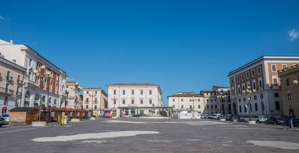 Aquila イタリア 2022 歴史的な建物や教会とドゥオーモ ラクイラの美しい広場の余分な広角ビュー — ストック写真