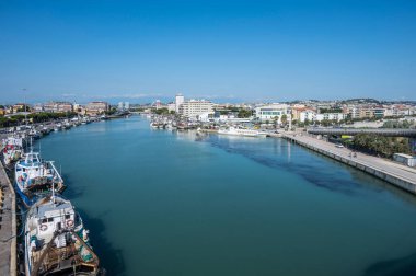 Pescara, İtalya - 07-08-2022: Deniz Köprüsü 'nden Pescara limanının panoraması