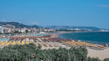 Pescara, İtalya - 07-08-2022: Pescara sahilinin panoraması ve Montesilvano arka planda