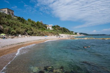 San Vito Chietino - 07-08-2022: Kristal berrak ve mavi denizli Calata Turchina 'nın güzel plajı