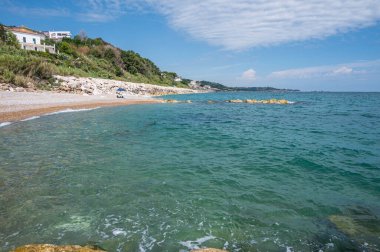 San Vito Chietino - 07-08-2022: Kristal berrak ve mavi denizli Calata Turchina 'nın güzel plajı
