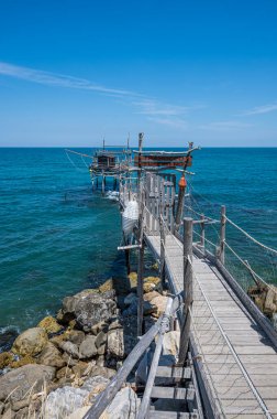 San Vito Chietino - 07-08-2022: Açık mavi deniz manzaralı Trabocco Turchino