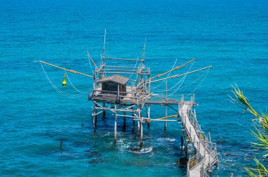 San Vito Chietino - 07-08-2022: Açık mavi deniz manzaralı Trabocco Turchino