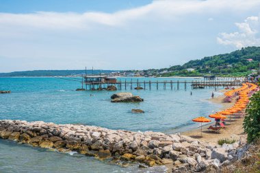 San Vito Chietino - 07-08-2022: Abruzzo sahilindeki güzel Trabocchi 'nin yüksek açılı görüntüsü