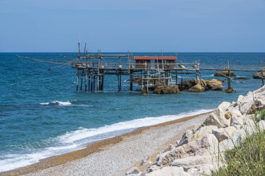 San Vito Chietino - 07-08-2022: Abruzzo sahilindeki güzel Trabocchi 'nin yüksek açılı görüntüsü