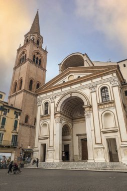 Mantua, İtalya - 02-27-2022: Mantua 'daki güzel Aziz Andrea Bazilikası