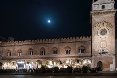 Palazzo della bölgesi ve Mantua Saat Kulesi gece aydınlandı.