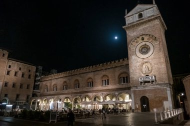 Palazzo della bölgesi ve Mantua Saat Kulesi gece aydınlandı.
