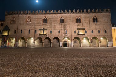 Mantua Dükalığı gece aydınlandı.