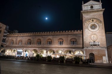 Palazzo della bölgesi ve Mantua Saat Kulesi gece aydınlandı.