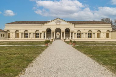 Mantua, İtalya - 02-27-2022: Mantua 'daki ünlü Palazzo Te' nin güzel cephesi