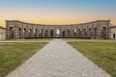 Mantua, İtalya - 02-27-2022: Mantua 'da gün batımında ünlü Palazzo Te' nin güzel cephesi