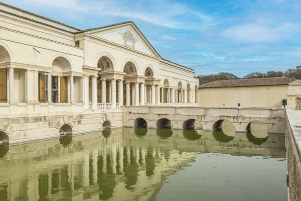 Mantua, İtalya - 02-27-2022: Mantua 'daki ünlü Palazzo Te' nin güzel cephesi suya yansıyor