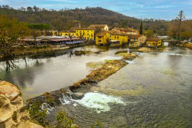 Valeggio, İtalya - 03-02-2022: Suya yansıyan binaların bulunduğu banliyö konsolosu Mincio 'nun yüksek açılı manzarası