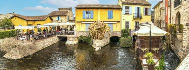 Valeggio, İtalya - 03-02-2022: Borghetto köyünün güzel renkli evleri suları yansıtıyor