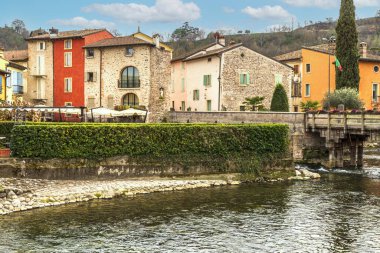 Valeggio, İtalya - 03-02-2022: Borghetto köyünün güzel renkli evleri suları yansıtıyor