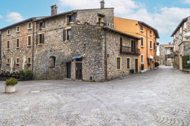 Valeggio, İtalya - 03-02-2022: Borghetto Konsolosu Mincio 'nun güzel renkli evleri
