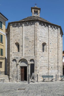 Lenno, İtalya - 04-15-2022: Como Gölü üzerindeki Lenno 'daki güzel antik taş kilise