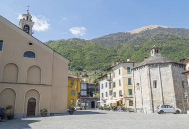 Lenno, İtalya - 04-15-2022: Como Gölü üzerindeki Lenno 'daki güzel antik taş kilise