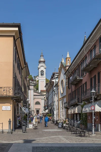 Менаджо Італія 2022 Головна Вулиця Менаджо Красивою Церквою Задньому Плані — стокове фото