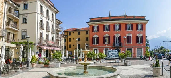 Menaggi イタリア 2022 着色されたファサードを持つ家を持つMenaggioのメイン広場 — ストック写真